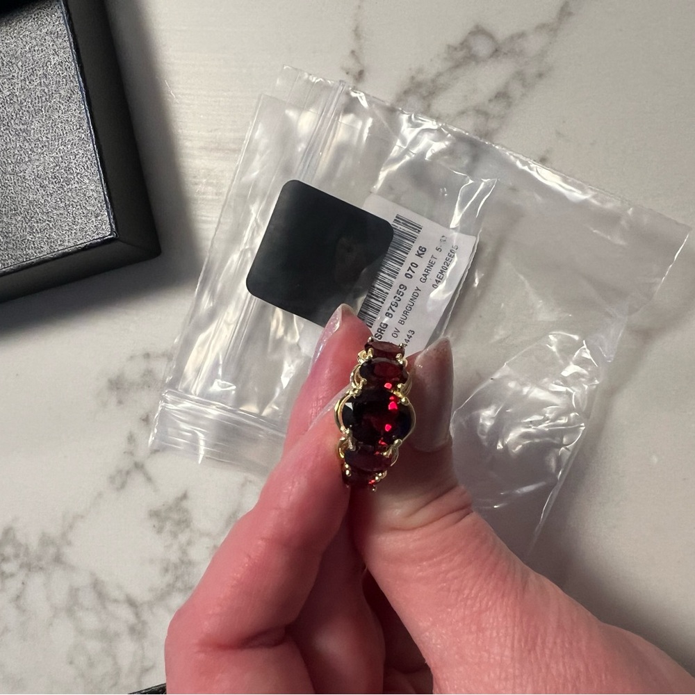 Ross Simon’s 4.5 ct garnet 18 kt gold ring